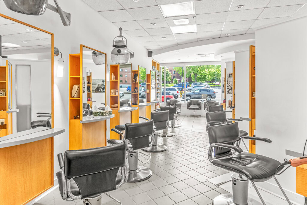 Salon de coiffure moderne et lumineux